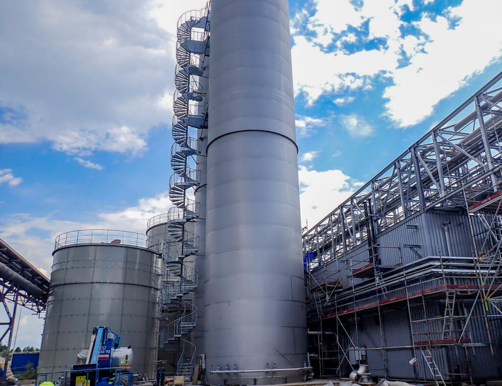 External spiral staircase and service platforms for industrial tanks 